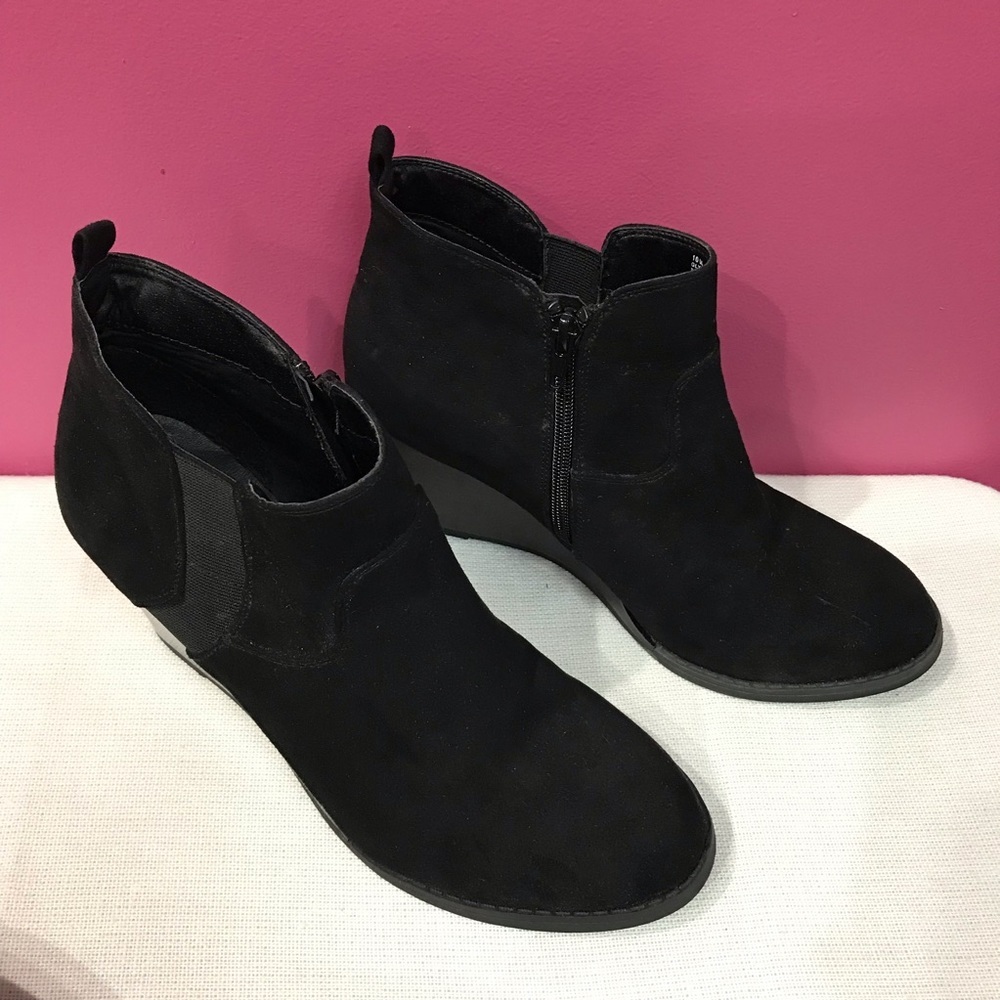 R2 Black Wedge Boots
